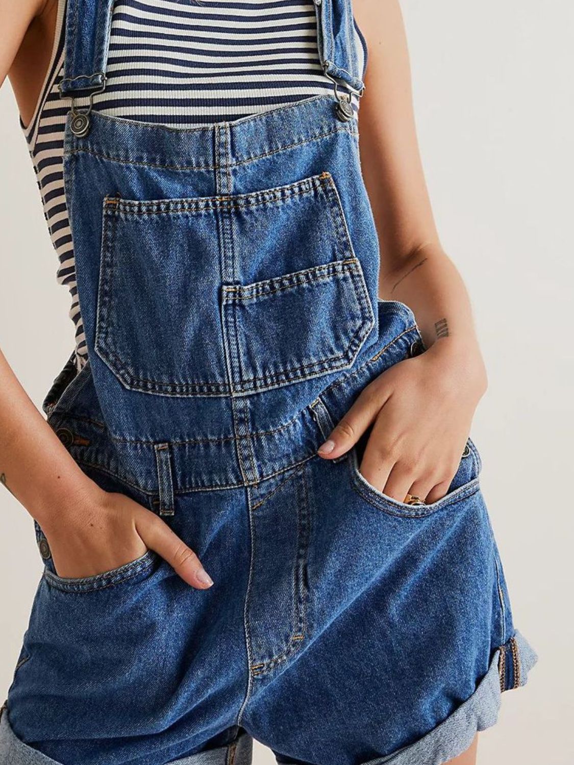 Jeans-Overall mit breitem Träger und eckigem Ausschnitt Zweitbild