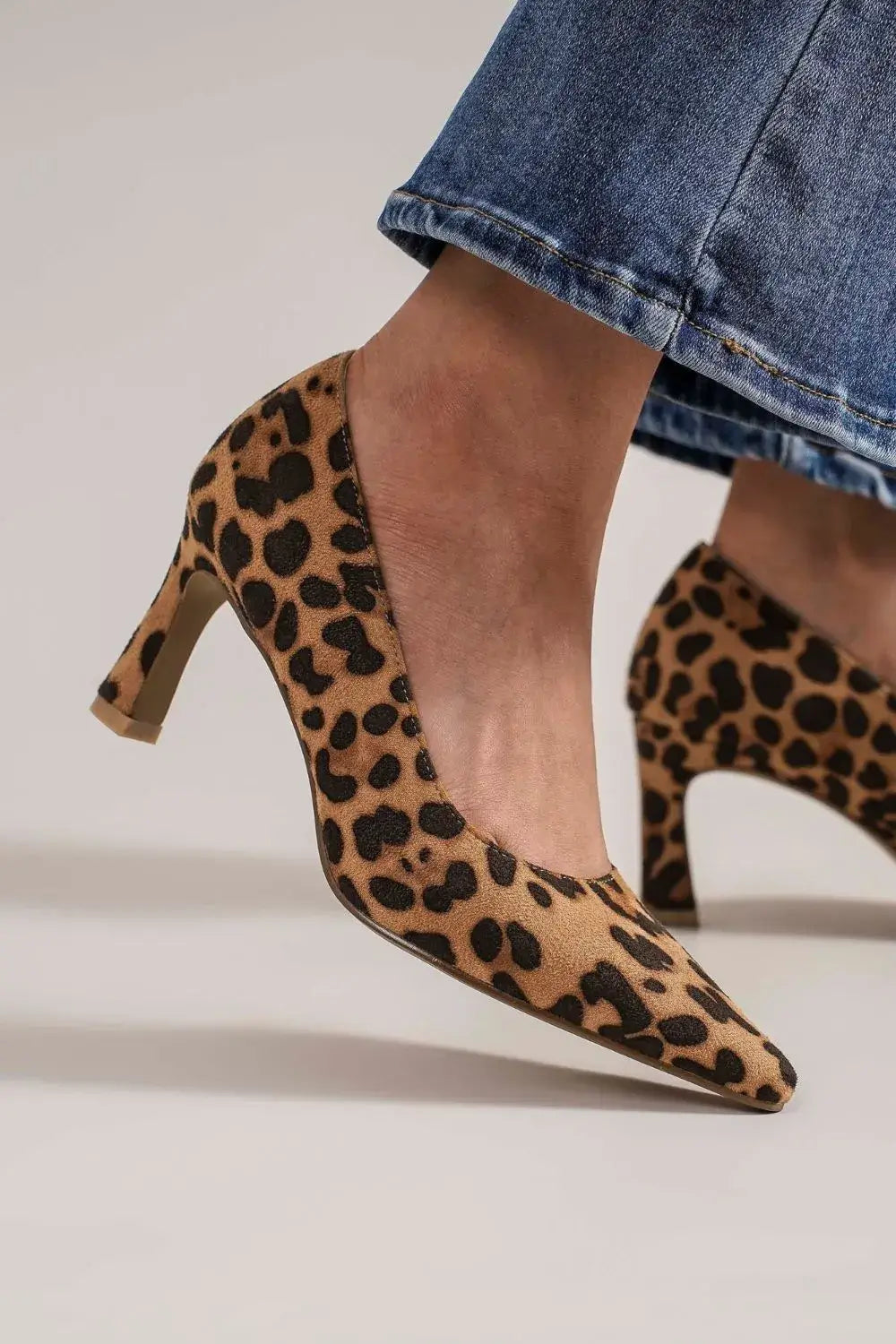 Beast Fashion Faux Suede Leopard Point Toe Pumps Image principale du produit