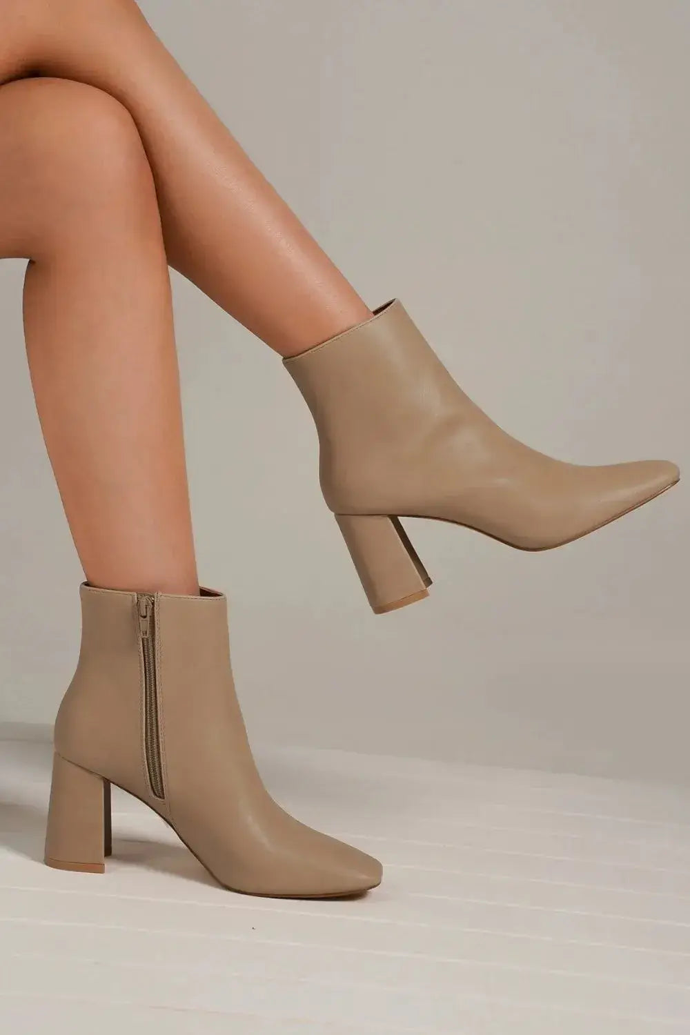 Beast Fashion PU Leather Block Heel Boots with Side Zippers Image principale du produit