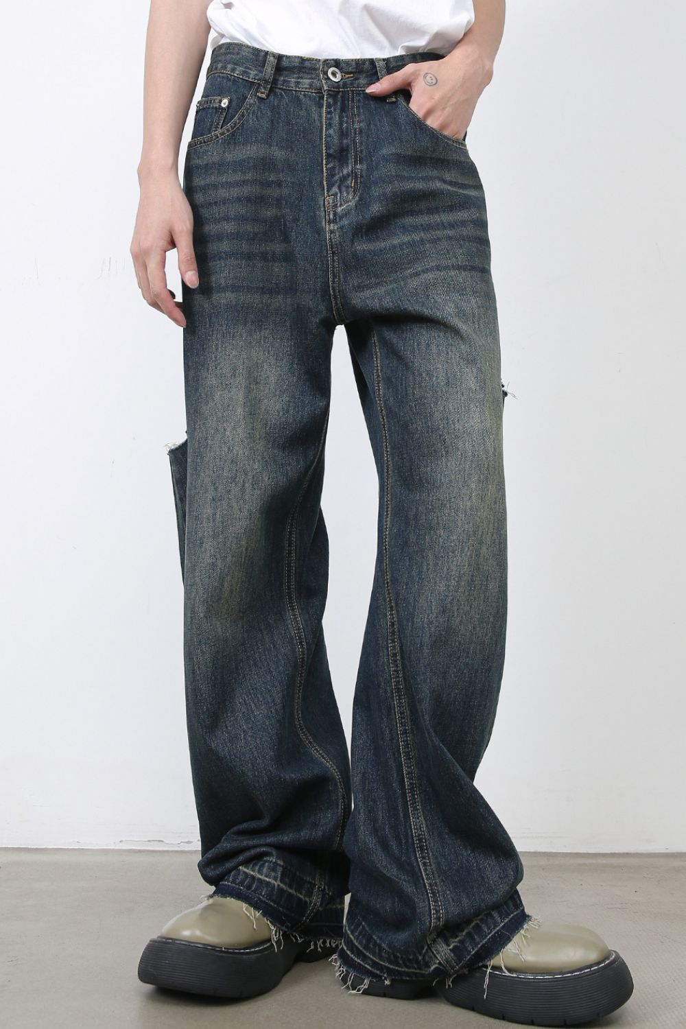 Men's Raw Hem Distressed Jeans with Pockets Zweitbild