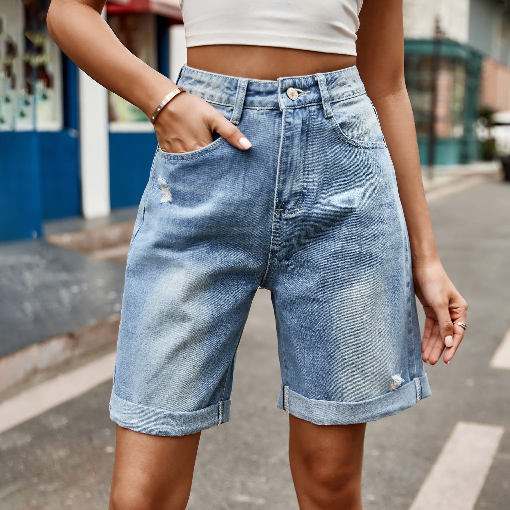 Distressed Buttoned Denim Shorts with Pockets Hauptbild
