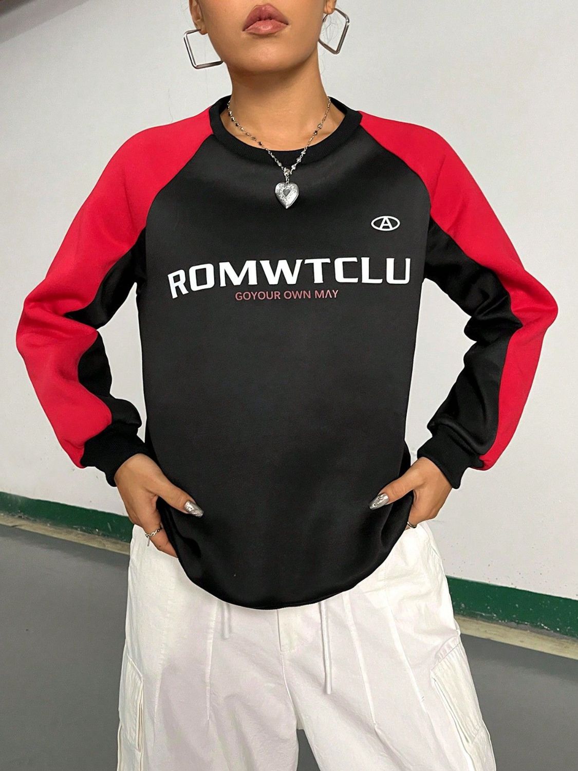 Sweatshirt mit Rundhalsausschnitt und Buchstabengrafik Zweitbild