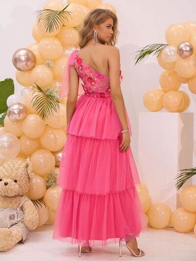 Besticktes, mehrlagiges Midikleid mit einer Schulter Zweitbild