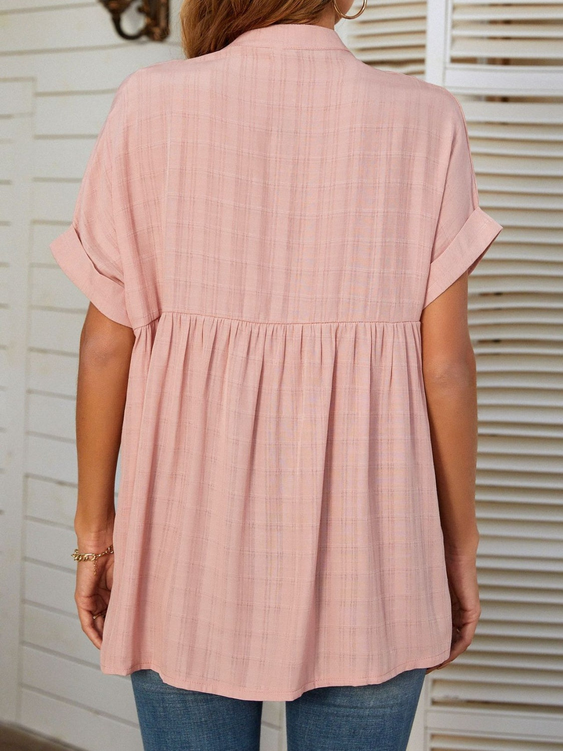 Mandy – Kurzärmlige Bluse mit seitlichem Schlitz und Kerbe Zweitbild