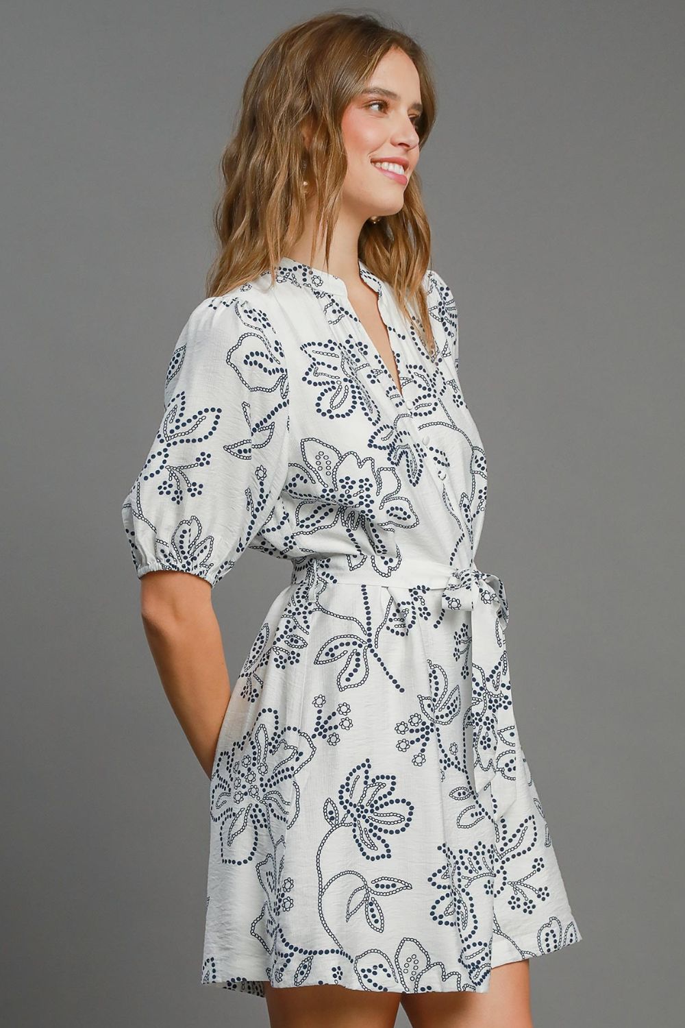 Robe courte Umgee à imprimé floral et manches bouffantes crantées, grande taille Image secondaire du produit