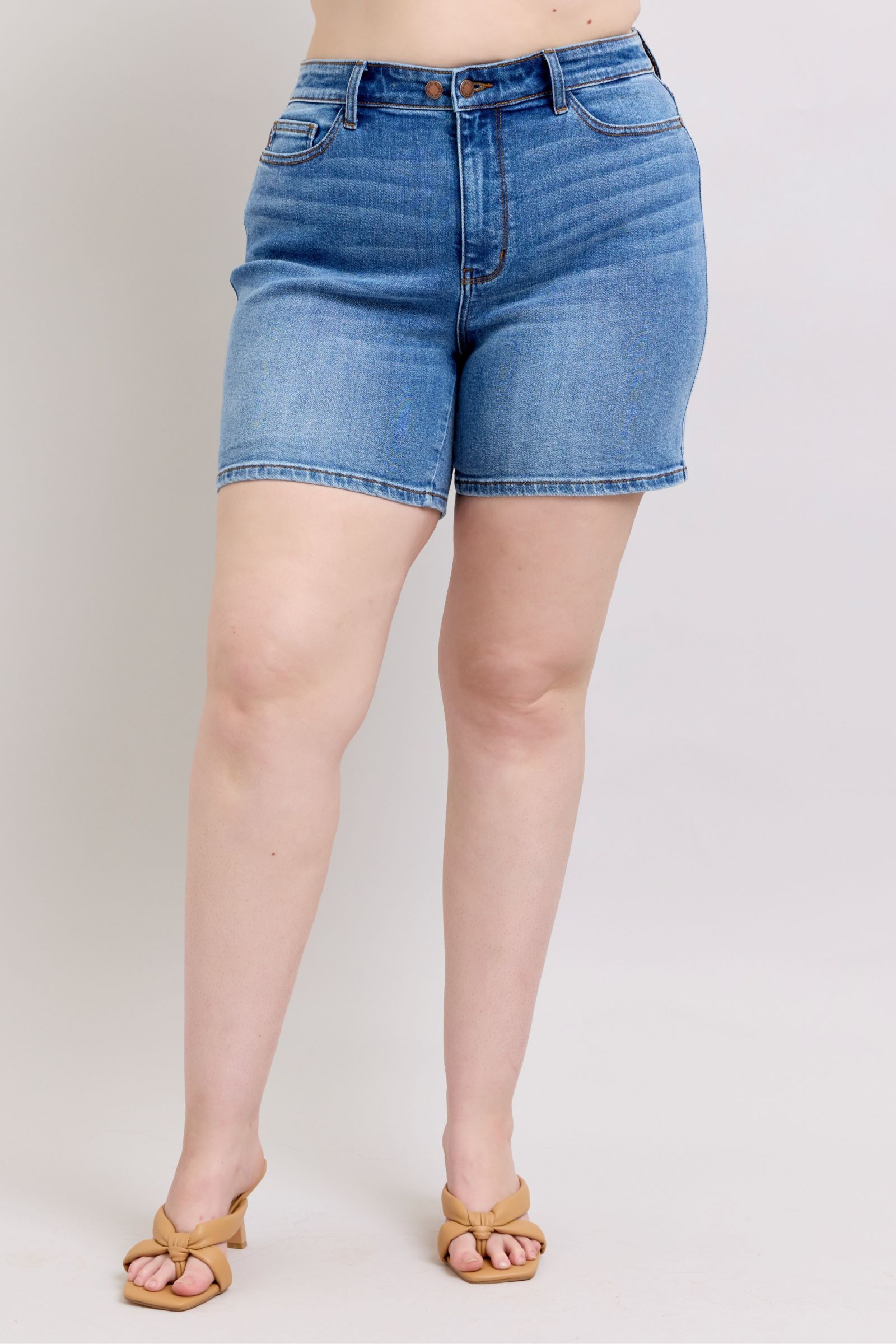Judy Blue Full Size 2 Button Denim Shorts with Pockets Plus Size Hauptbild