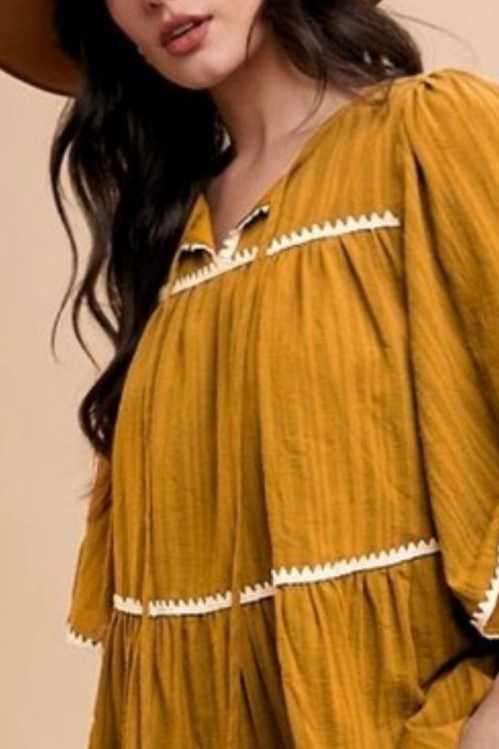 Robe à volants et manches mi-longues à bordure contrastée et col noué Annie Wear Image secondaire du produit