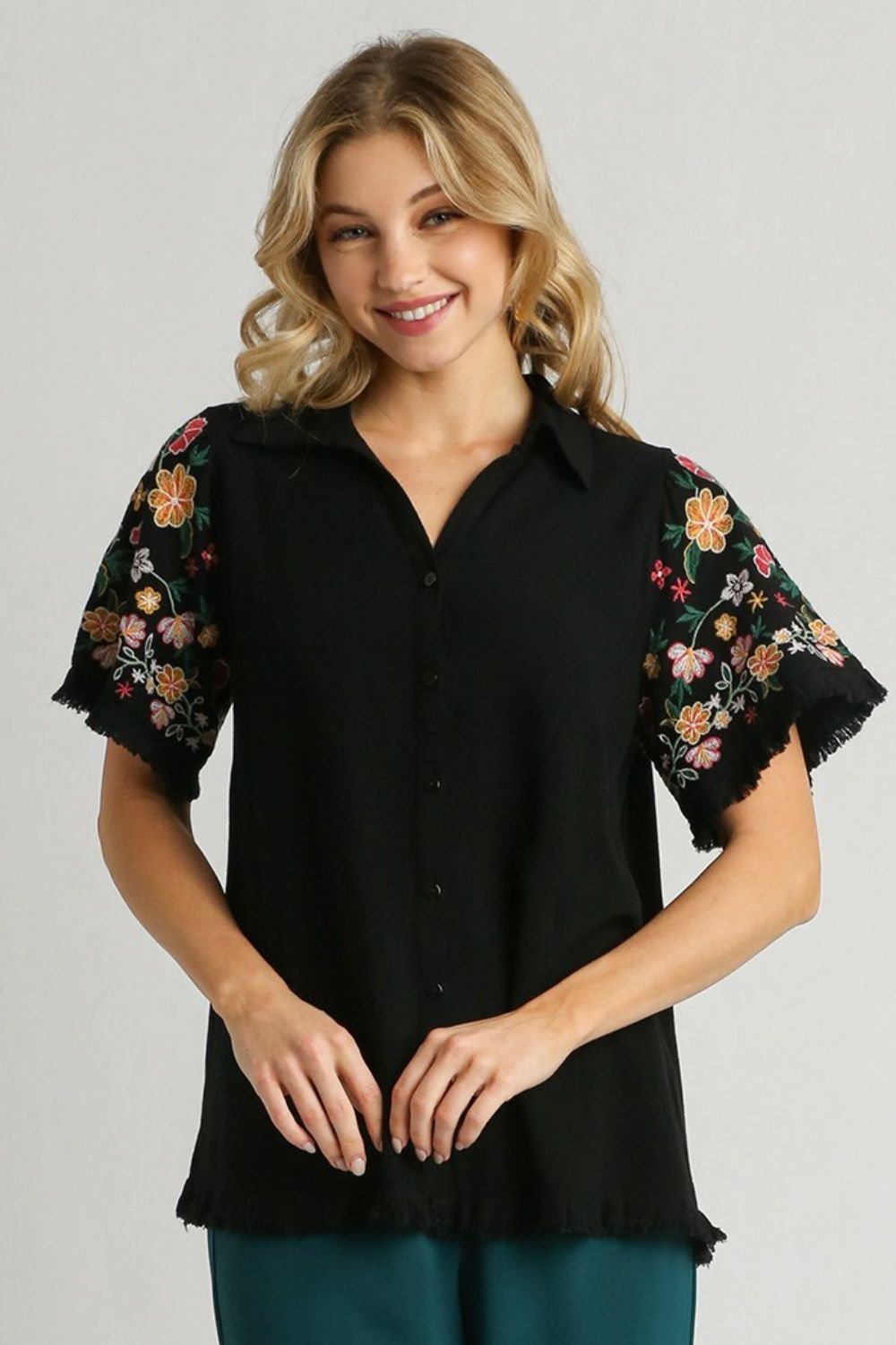 Chemise en lin Umgee grande taille avec manches brodées Image secondaire du produit