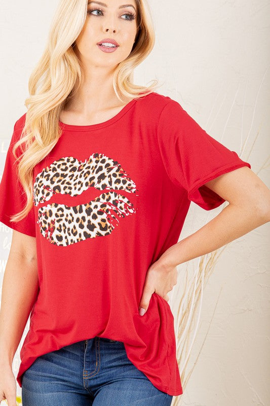 Heimish Full Size Leopard Lip Round Neck Short Sleeve T-Shirt Plus Size Hauptbild