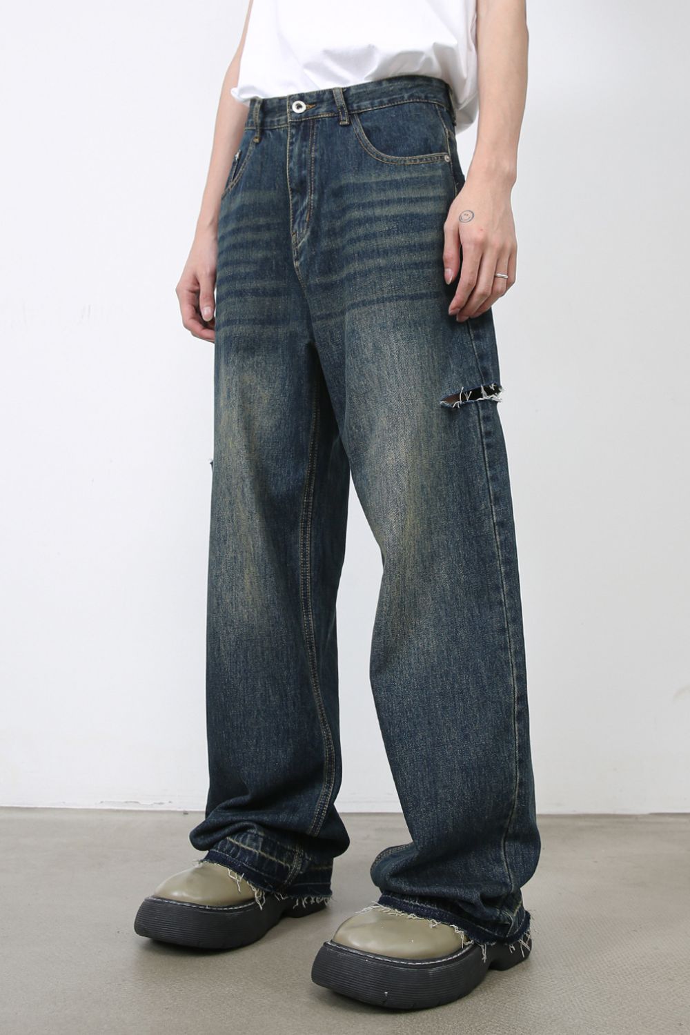 Men's Raw Hem Distressed Jeans with Pockets
