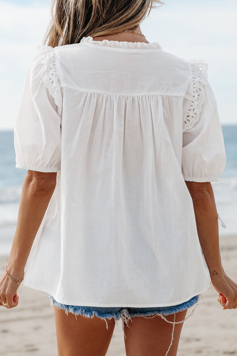 Bluse mit Patchwork-Spitze und Bindeband am Halsausschnitt, kurzärmlig Zweitbild