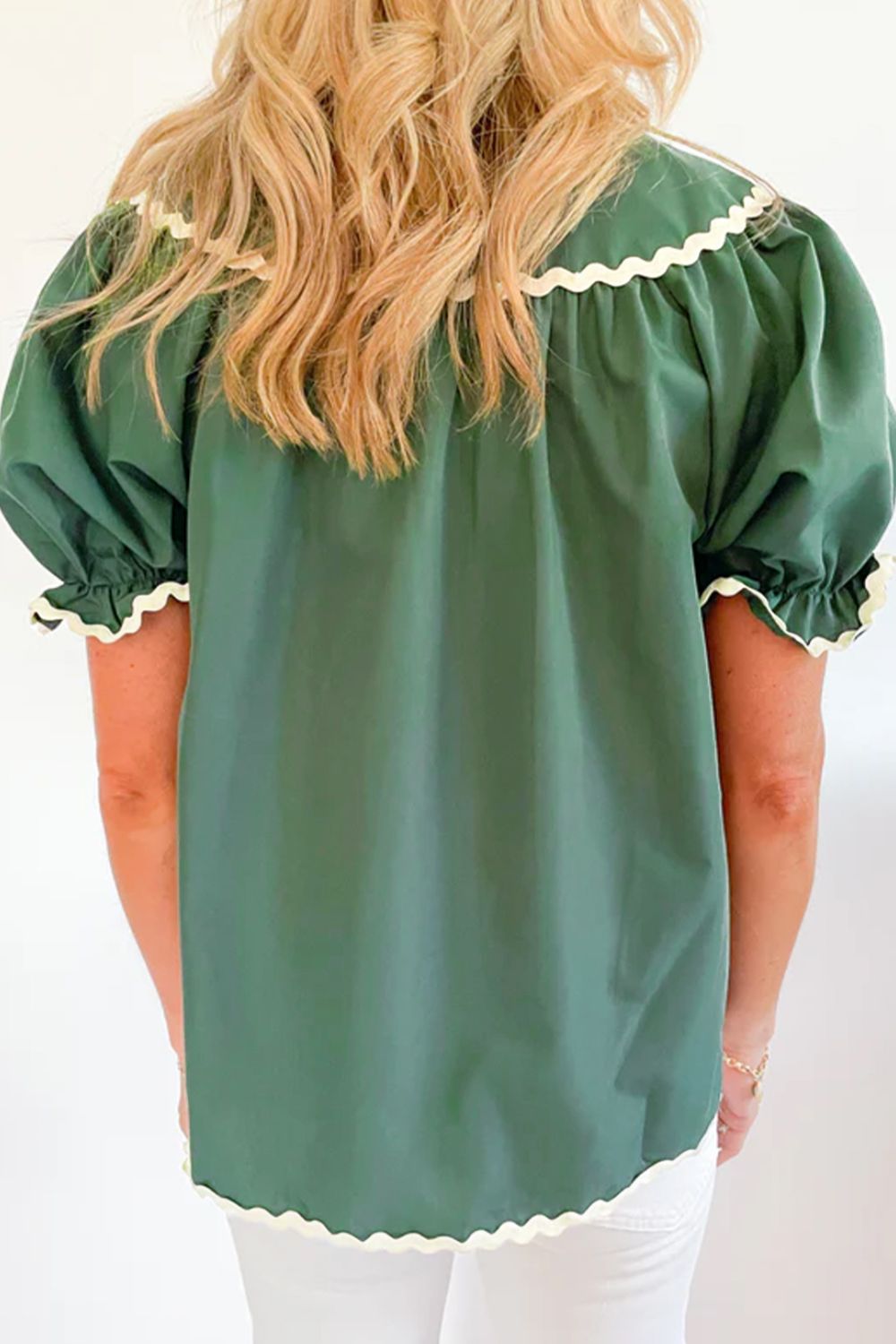 Kurzärmlige Bluse mit Zickzack-Besatz und Krawattenkragen Zweitbild