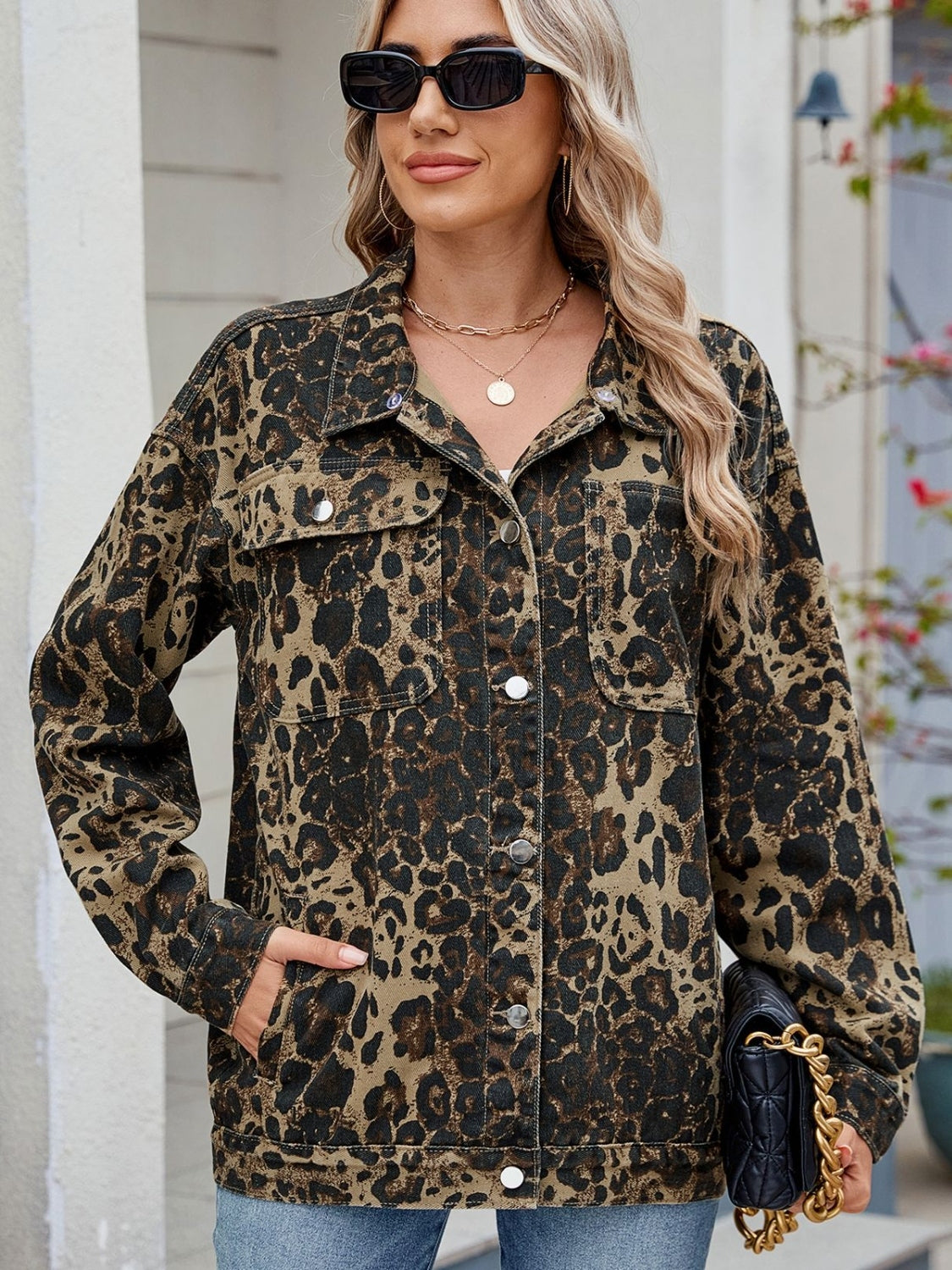 Jeansjacke mit Taschen und Leopardenmuster und langen Ärmeln Zweitbild