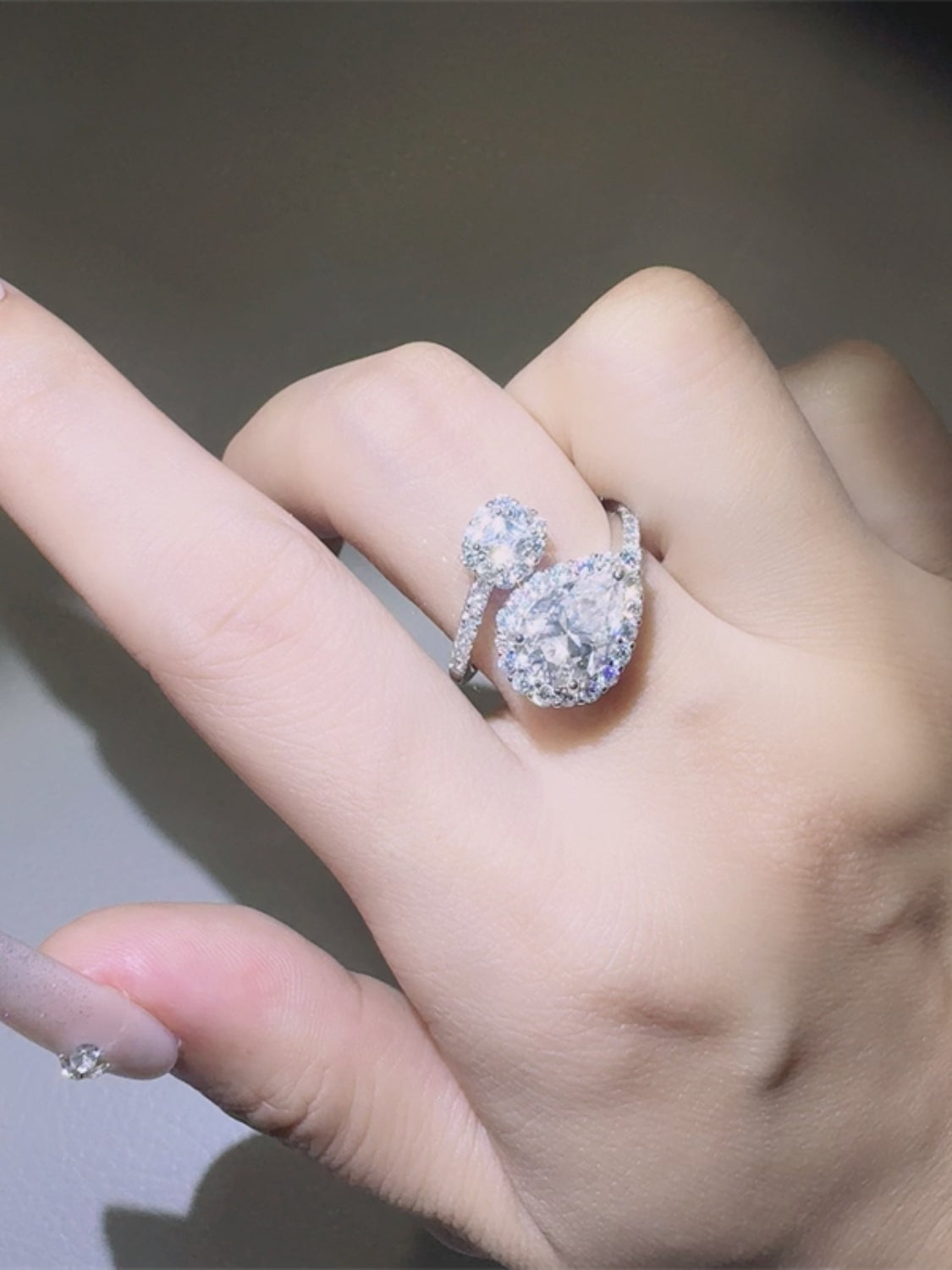 2 Karat Moissanit 925 Sterling Silber Bypass-Ring Zweitbild