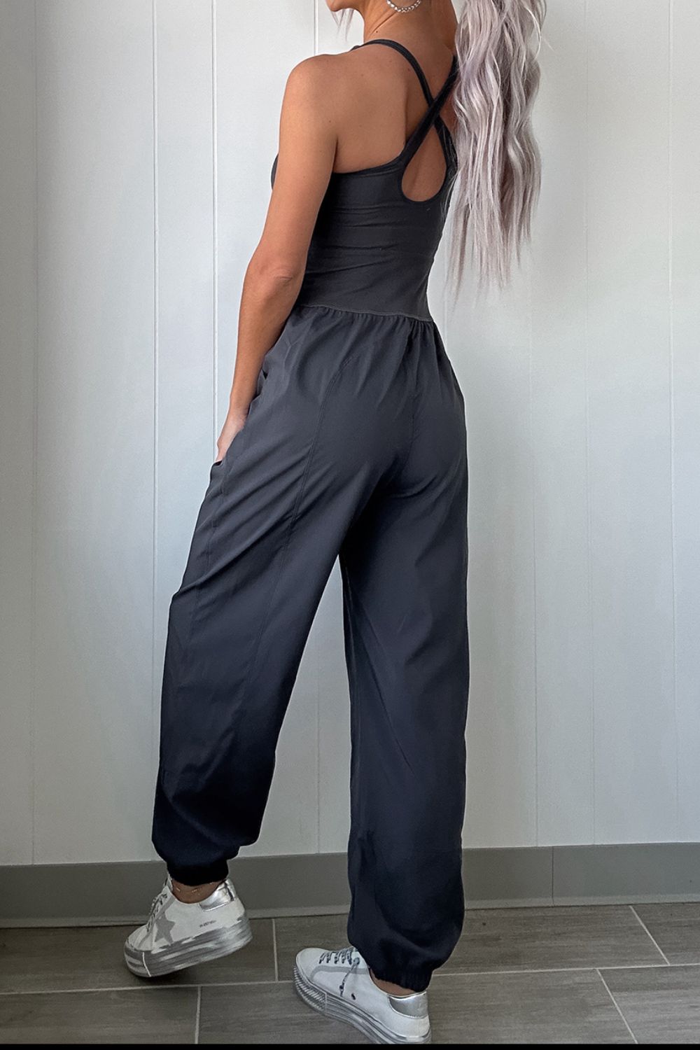Aktiver Jumpsuit mit Ausschnitt, quadratischem Ausschnitt und breiten Trägern Zweitbild