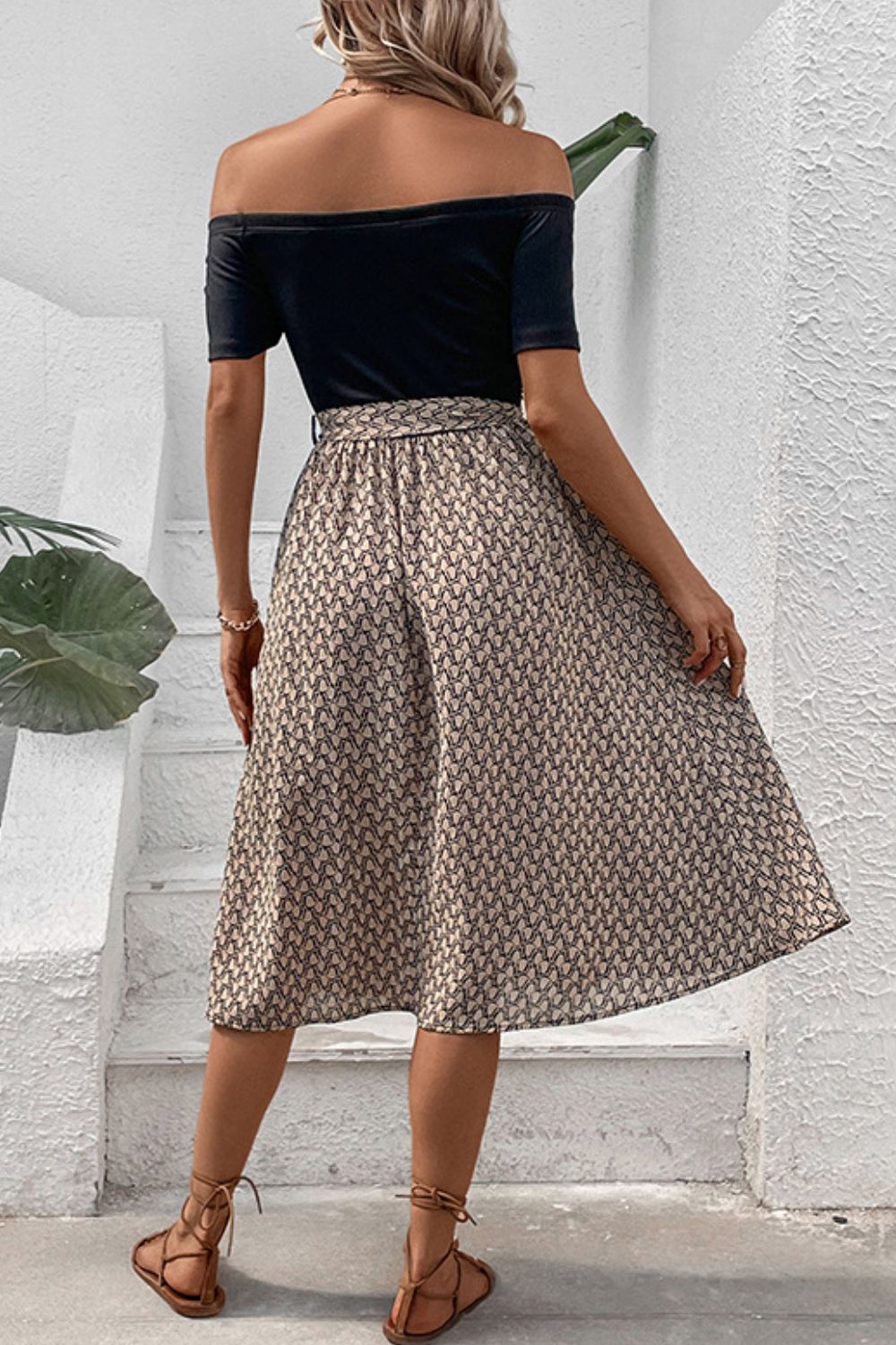 Perfee – Bedrucktes, schulterfreies Kleid mit Bindegürtel Zweitbild