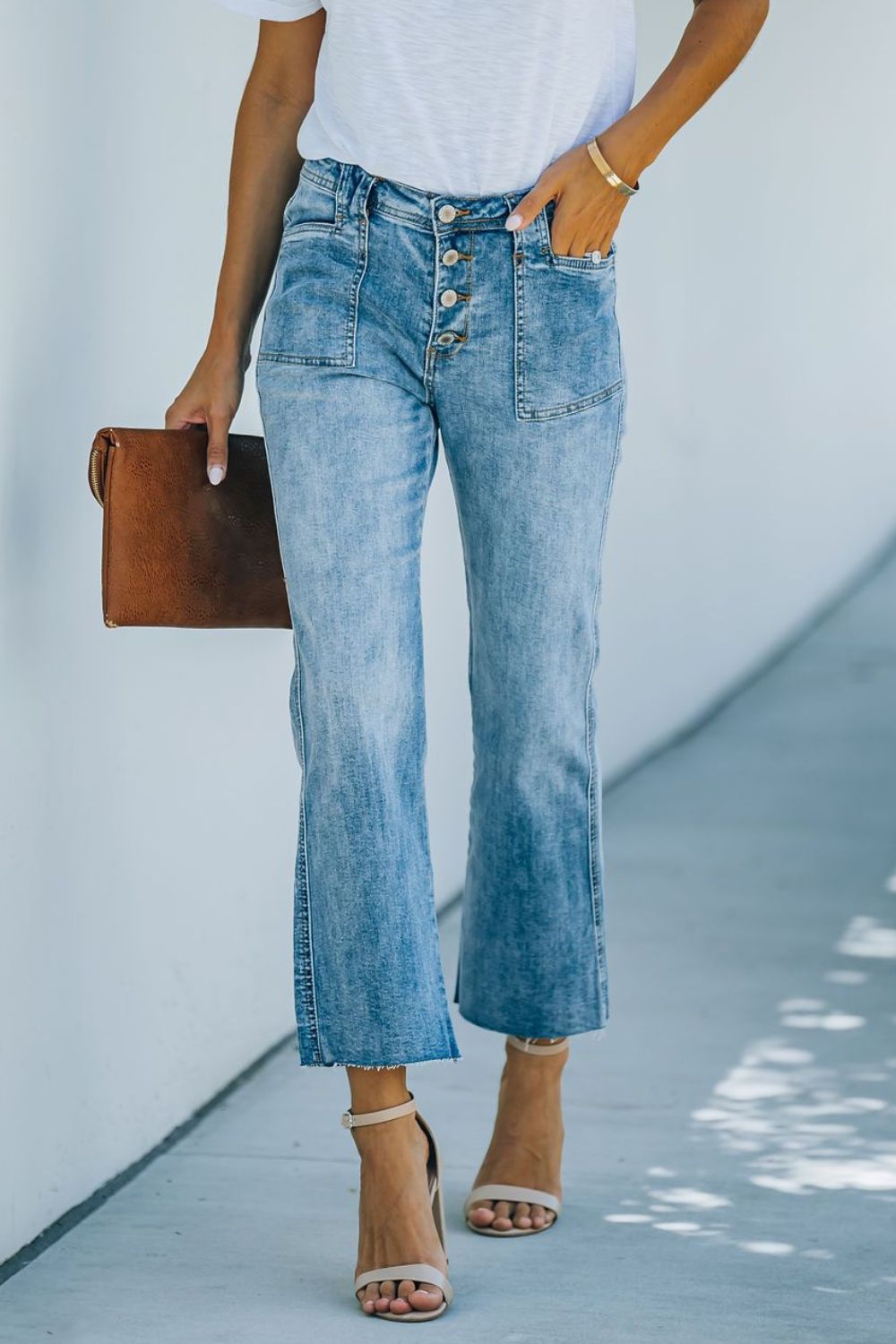 Verwaschene Bootcut-Jeans mit Taschen Zweitbild
