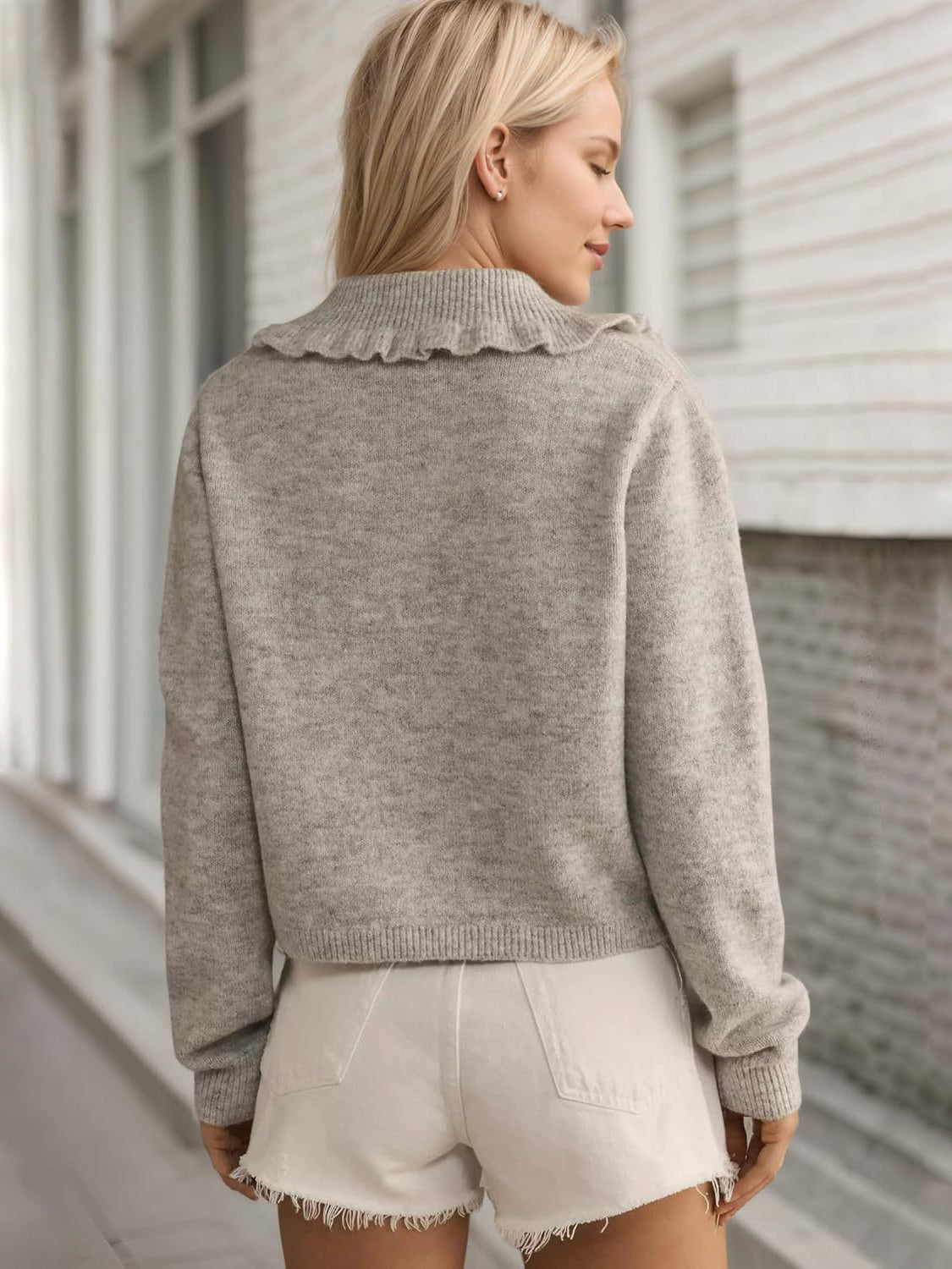 Strickjacke mit Rüschen, Knopfleiste und Kragen, langen Ärmeln Zweitbild