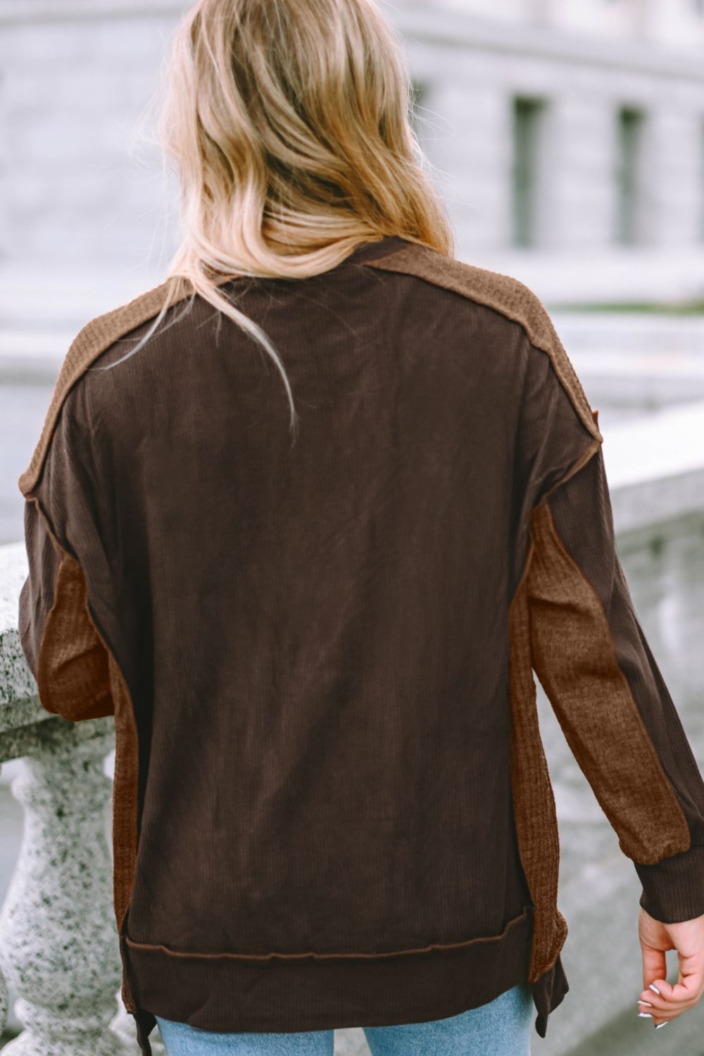 Gerippte Bluse mit sichtbaren Nähten und überschnittenen Schultern Zweitbild