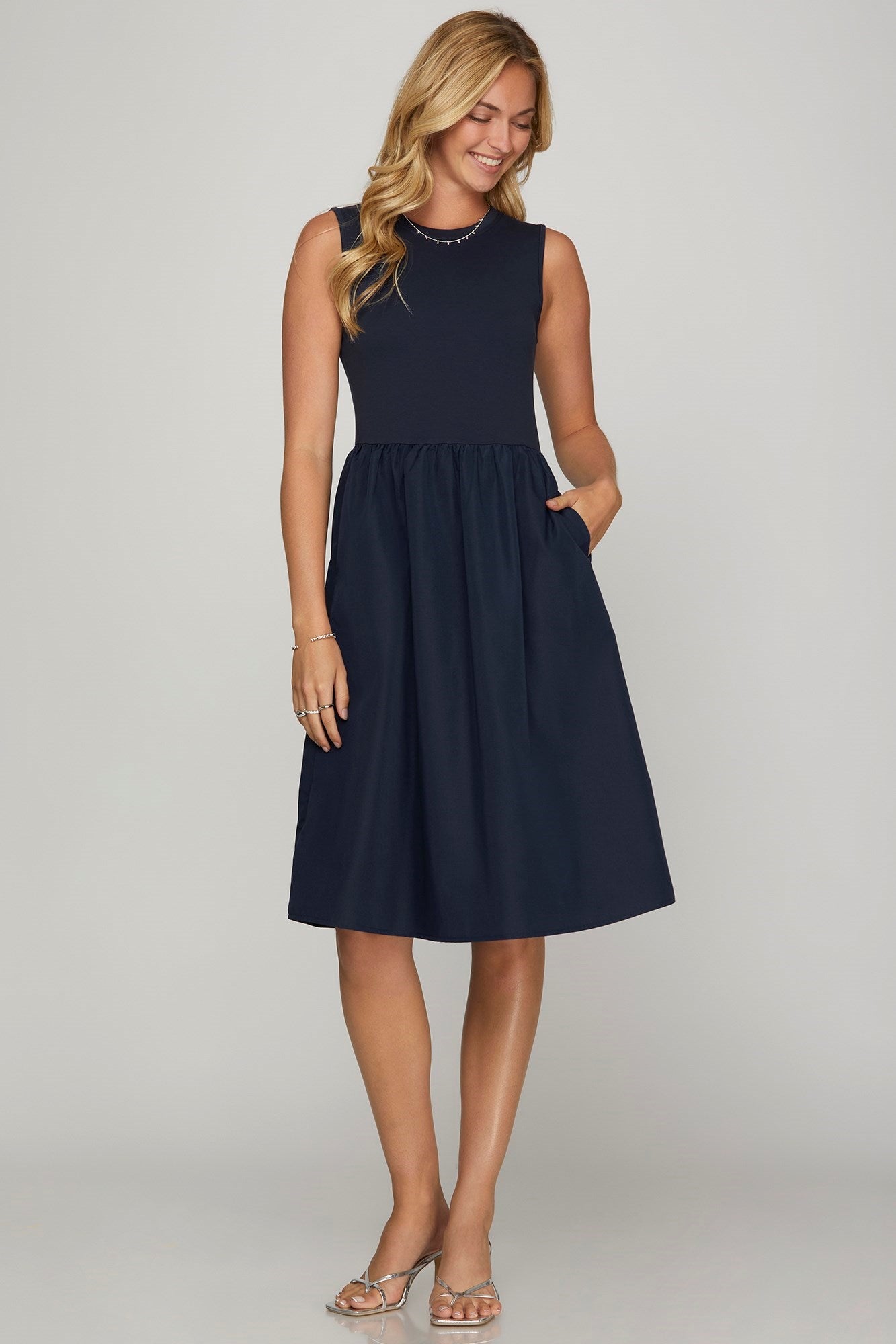 She + Sky Full Size Sleeveless Poplin Woven Midi Dress with Pockets Plus Size Hauptbild