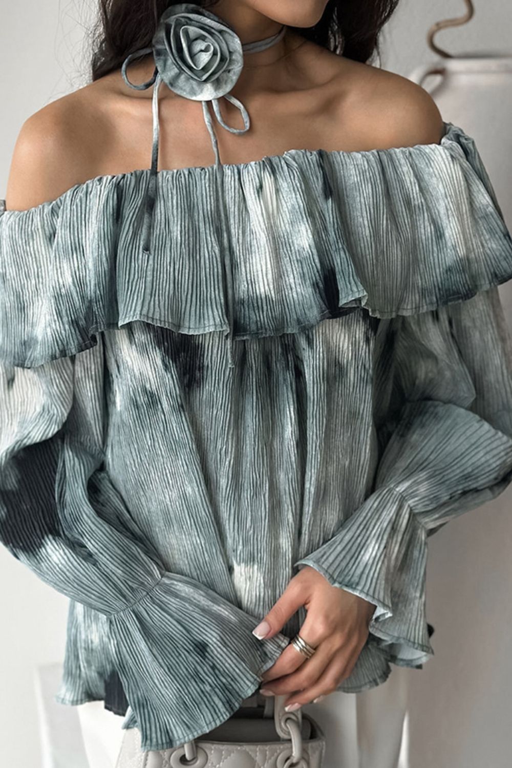 Bedruckte, gerüschte Off-Shoulder-Bluse mit geblümtem Halsband Zweitbild