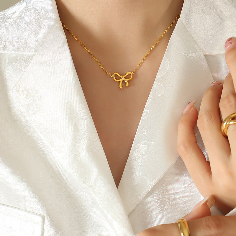 Halskette mit Schleifenanhänger aus Titanstahl Zweitbild