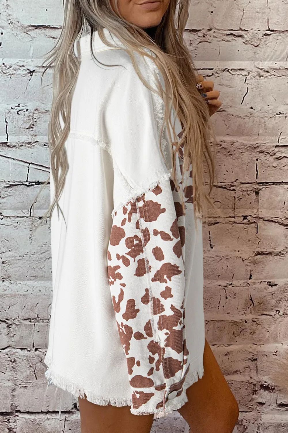 Langärmlige Jeansjacke mit Animalprint und offenem Saum Zweitbild