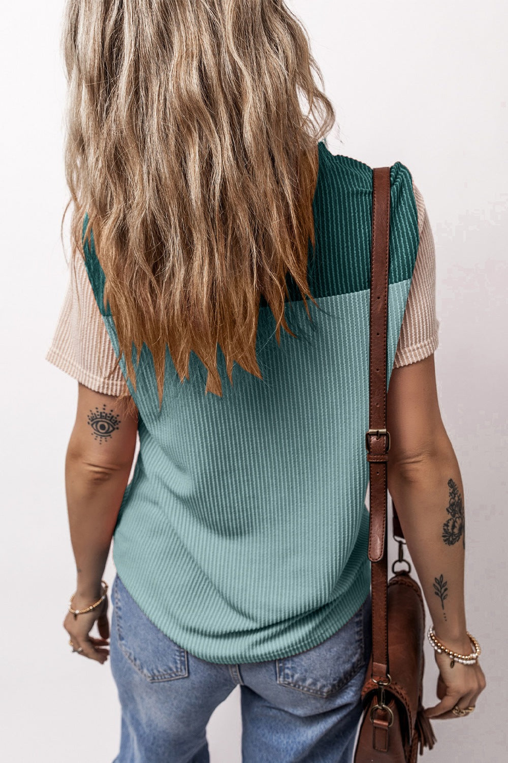 T-shirt à manches courtes et col rond à blocs de couleurs Image secondaire du produit