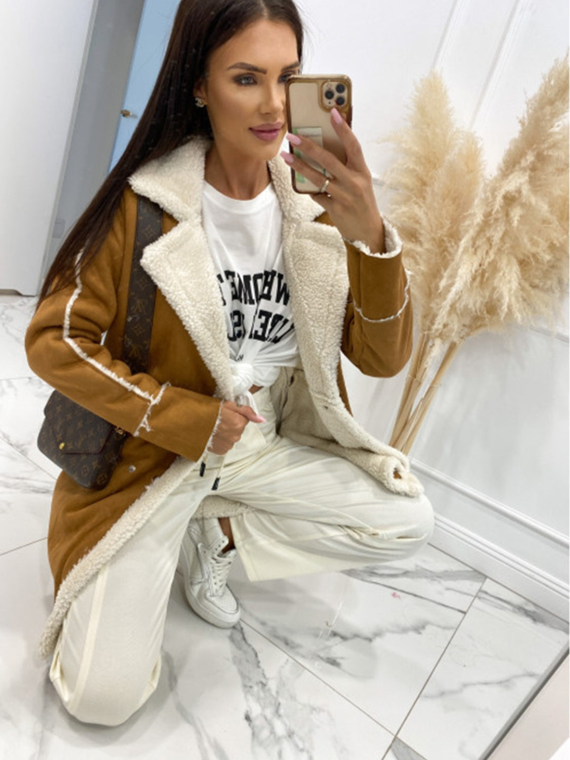 Mantel mit Reverskragen, sichtbaren Nähten und Knöpfen Zweitbild