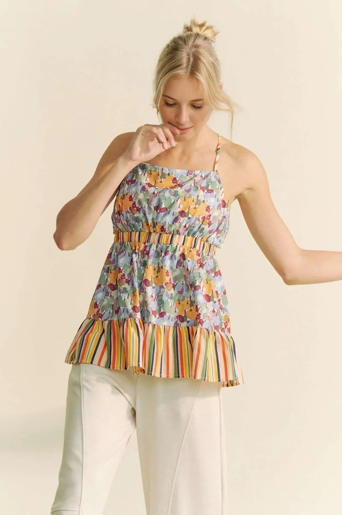 Davi & Dani Floral Smocked Sleeveless Ruffle Back Tie Top Image principale du produit