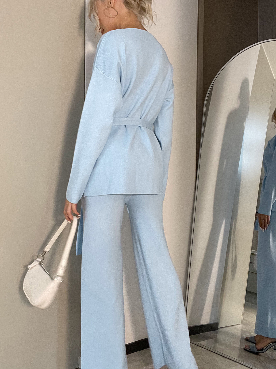 Set aus Langarmoberteil mit V-Ausschnitt und Hose mit Kordelzug Zweitbild