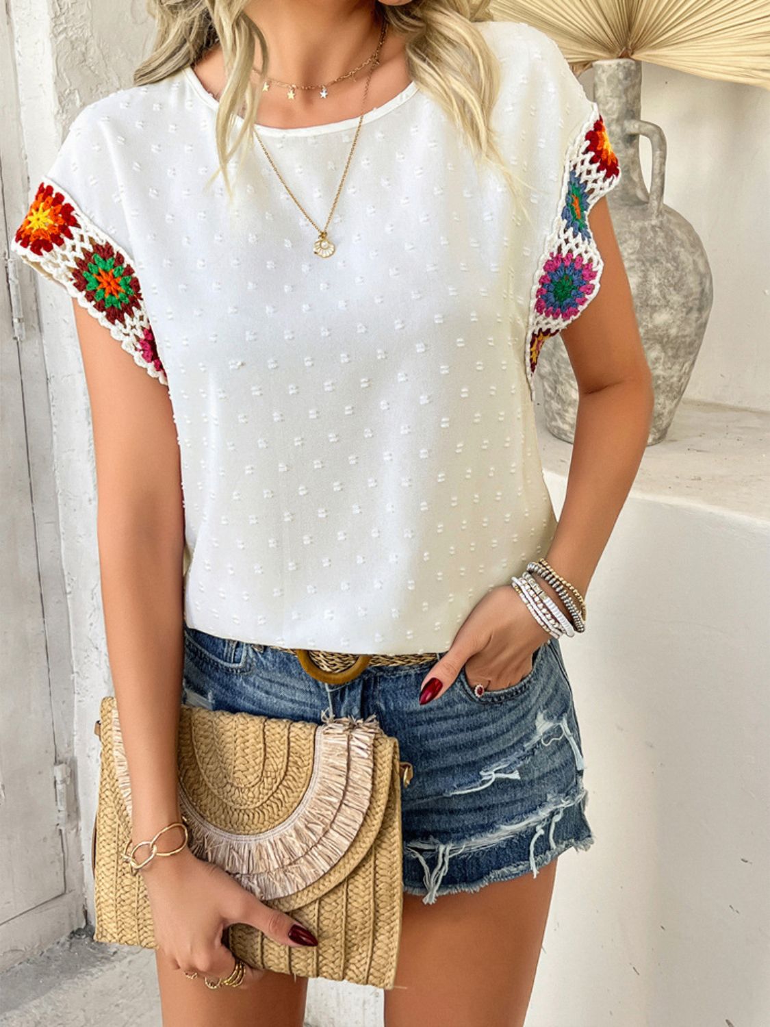 Haut à manches courtes et col rond en crochet à pois suisses Devine Image secondaire du produit