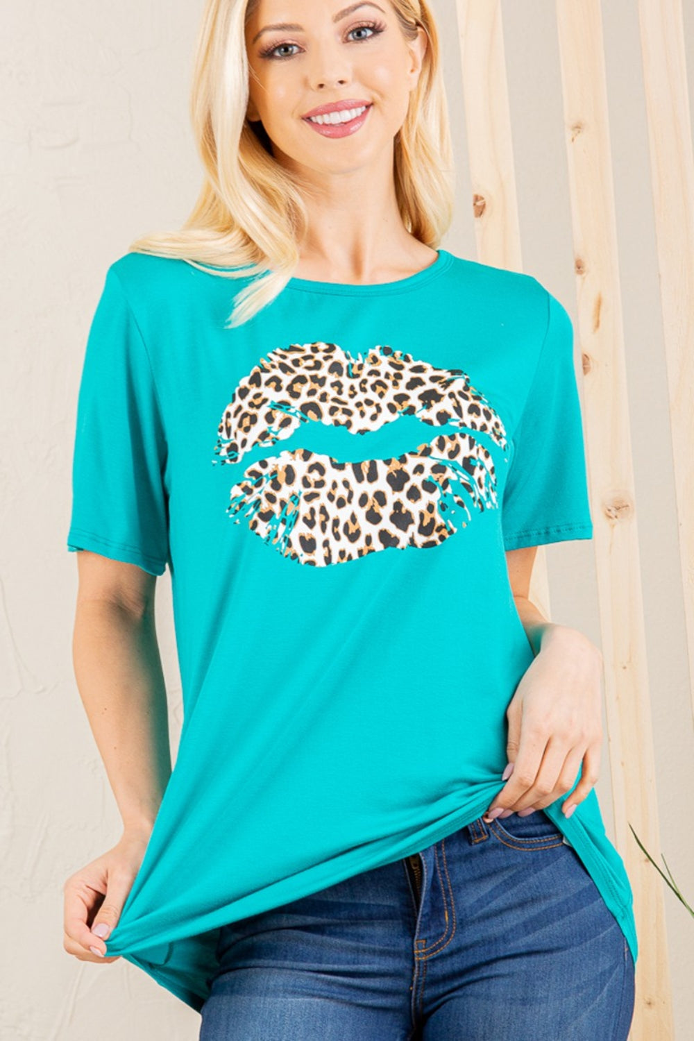 Heimish Full Size Leopard Lip Round Neck Short Sleeve T-Shirt Plus Size Zweitbild