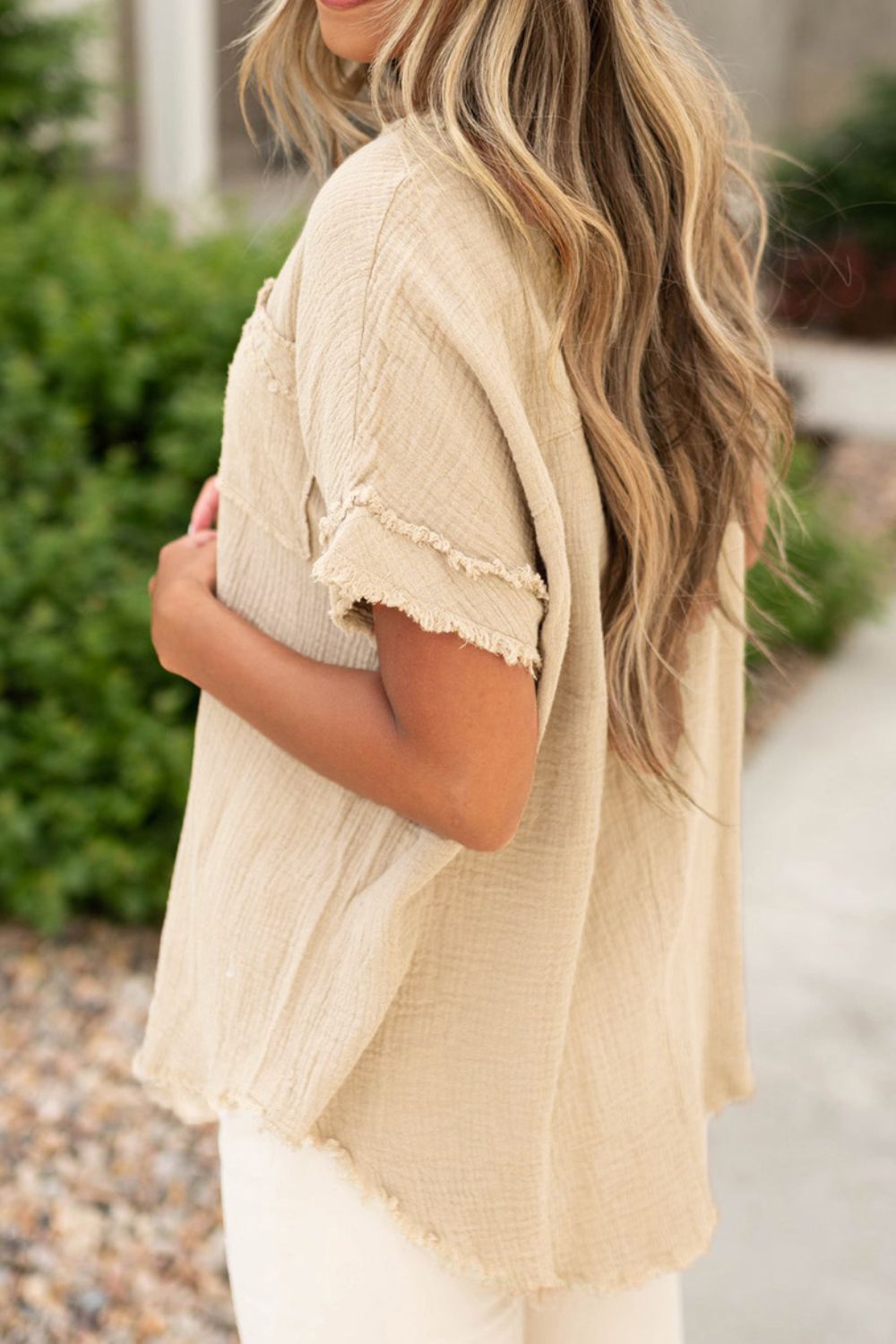 Haut à manches courtes et demi-bouton à bordure effilochée texturée Image secondaire du produit