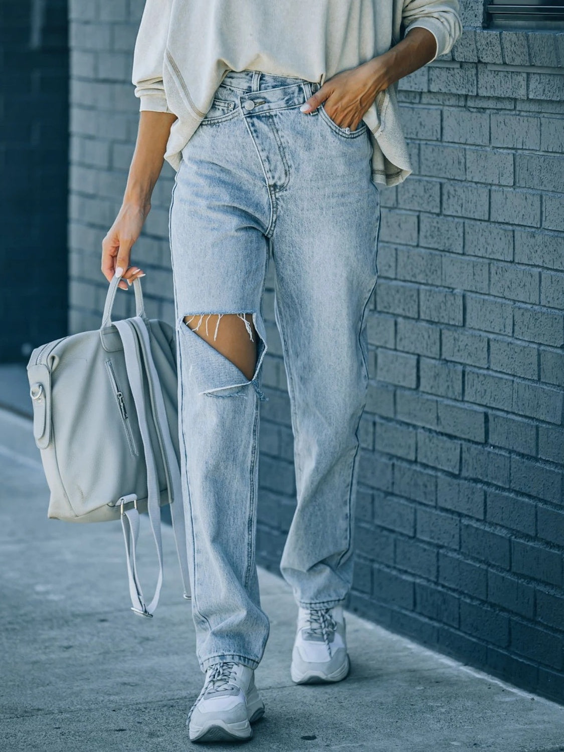 Distressed Asymmetric Waist Jeans - felvior