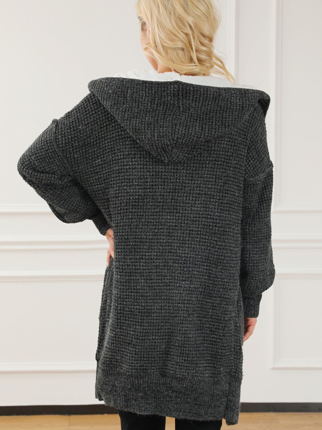 Wintermantel mit offener Vorderseite und Kapuze und Taschen Zweitbild