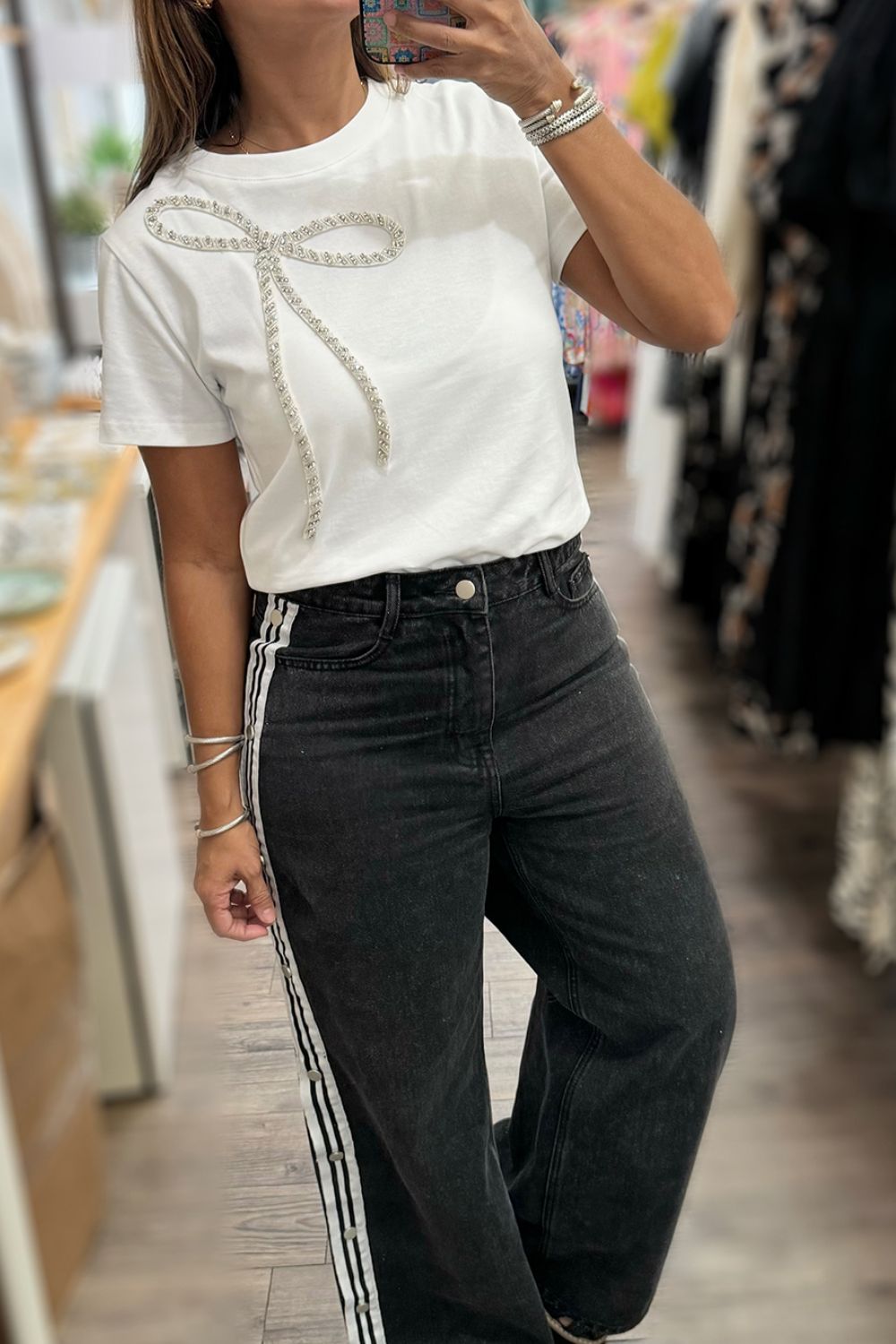 T-Shirt mit Rundhalsausschnitt und Strass-Schleife Zweitbild