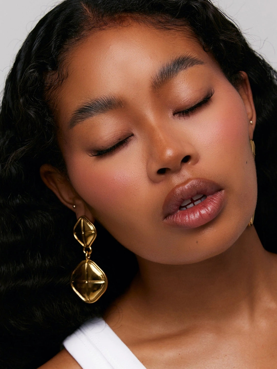 Quadratische Ohrringe aus 18 Karat vergoldetem Edelstahl Zweitbild