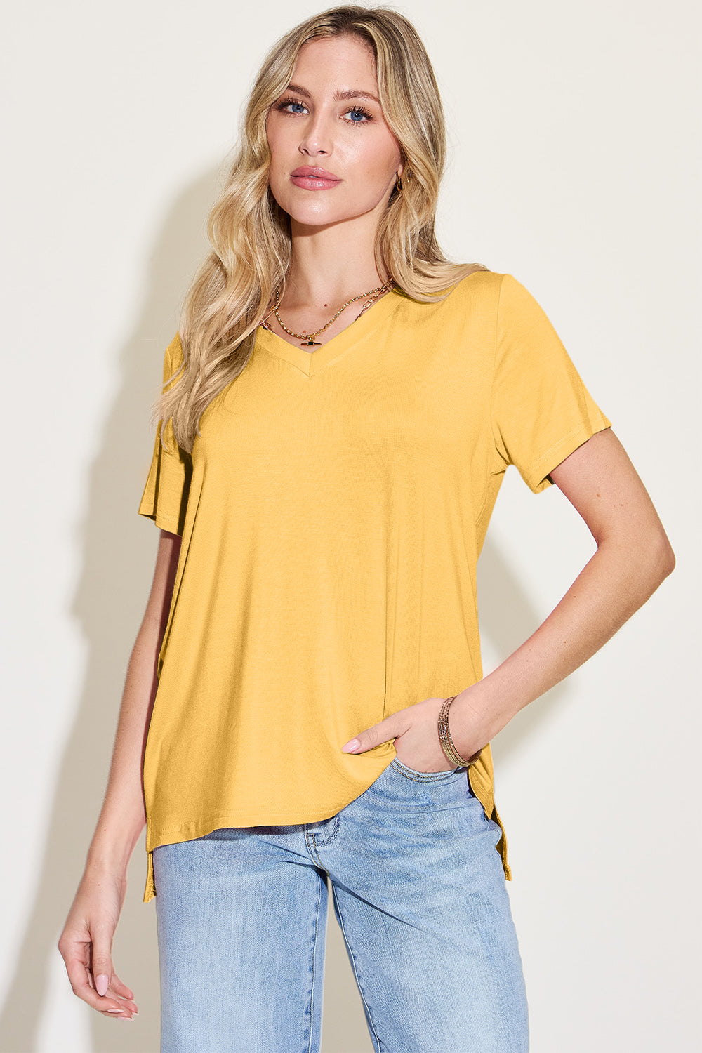 Basic Bae Bamboo Full Size V-Neck High-Low T-Shirt Image principale du produit